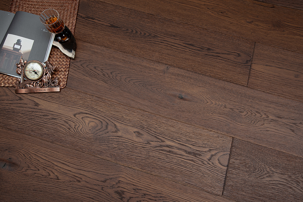 Bourbon 8 2/3″ C room scene 2