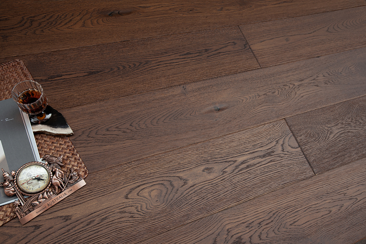 Bourbon 8 2/3″ C room scene 3